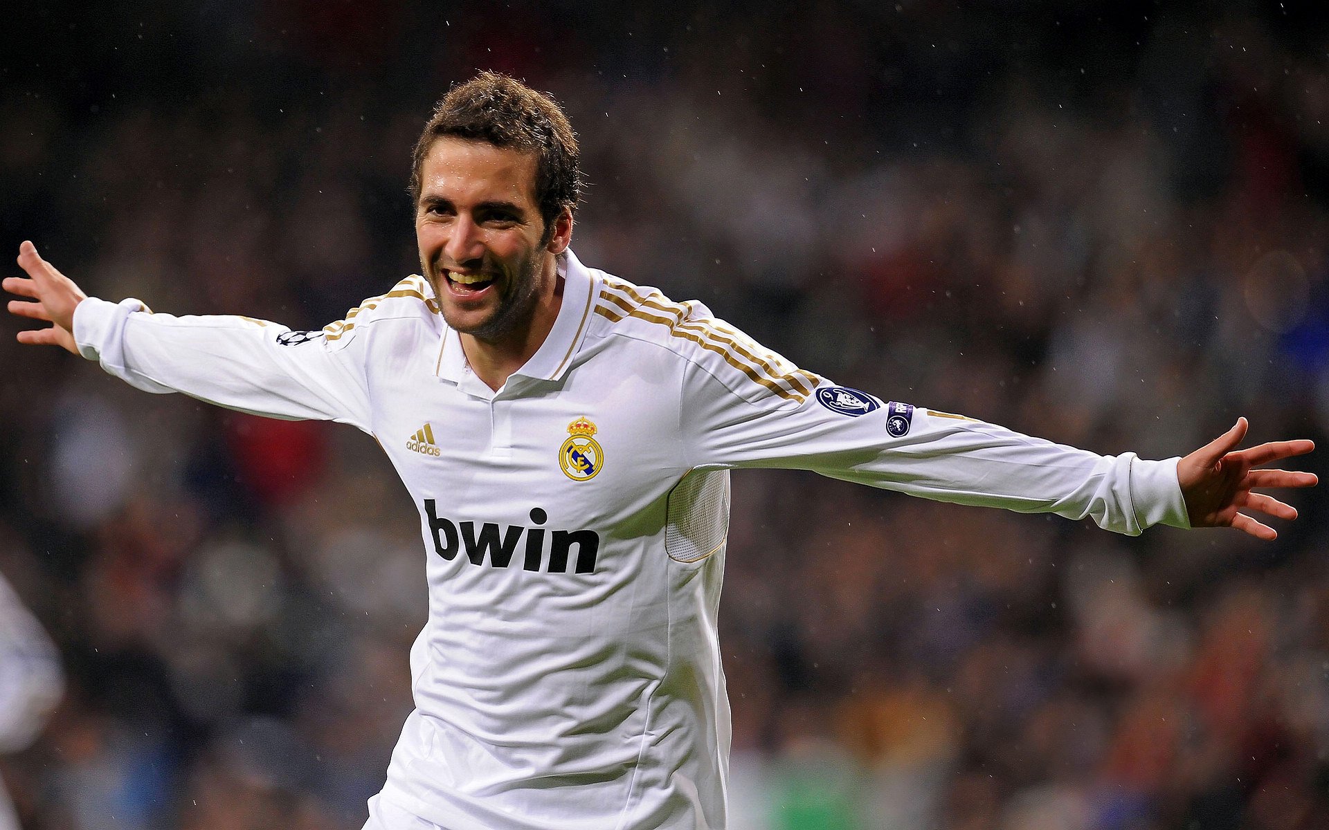 在总决赛关键时刻，库里连续命中三个远距离三分，最关键时刻的“天外飞仙”！